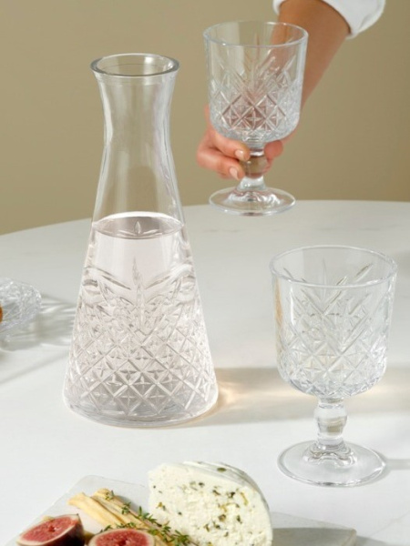 Yeni yılda Paşabahçe Elysia ve Timeless serilerine ait karaf ve kadehler ile hem estetik hem de zarif sunumlar hazırlayın.   _Özel anlarınızı göz alıc