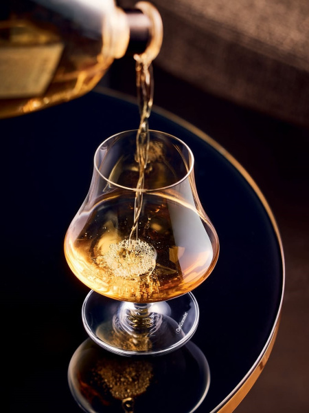 Les Spiritueux by C&S    Parlons du cognac, cette eau-de-vie brune résultant de la distillation de vins blancs provenant de la région de Cognac. Pour 