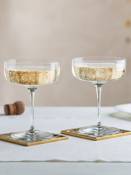 Un momento speciale va festeggiato con dolcezza… e le dovute attenzioni. Accompagna il dessert con un vino Moscato da assaporare nei calici Champagne 