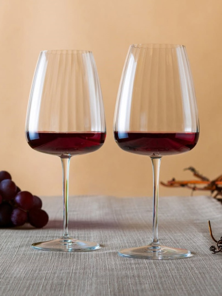 La potatura della vite segna l’attesa e celebra i vini che abbiamo, come un avvolgente Merlot nei calici Red Wine Speakeasies Swing- un design raffina