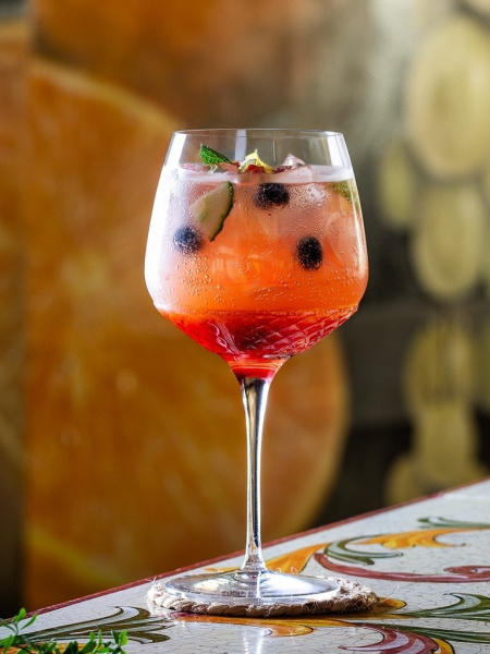 Goditi il mix di papaya e passion fruit con la frizzante aggiunta della soda al limone in questo mocktail servito nel Old Tom Gin Glass. Un calice  da