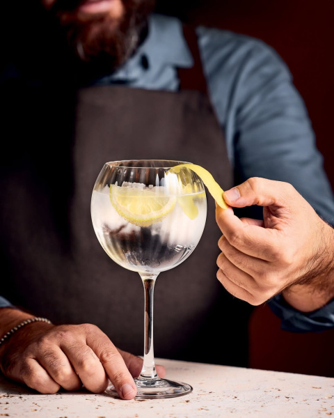 Les Spiritueux by C&S    Qui ne connaît pas le fameux Gin Tonic  Cette eau de vie de grains parfumée aux baies, feuilles de genévrier et plantes aroma