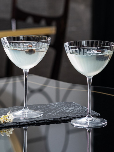 Il fascino degli Anni Venti ha ispirato il calice Speakeasies Swing Martini, dal design sofisticato e leggero per sorseggiare in gran stile un intramo