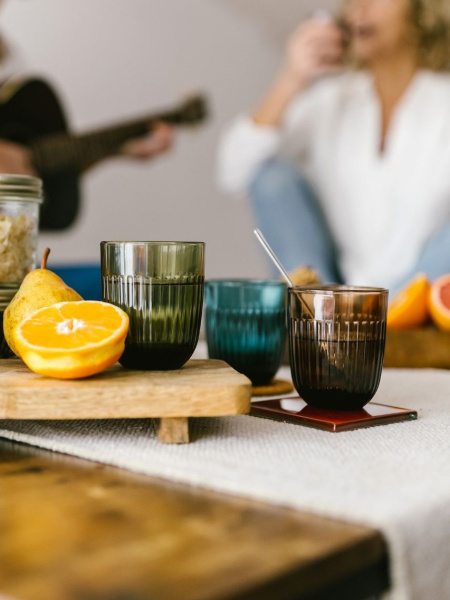 Collection Ouessant couleurs L’éclat d’un instant partagé ! Un rayon de soleil glisse sur la table, éclabousse les verres de lumière. Deux amies rient