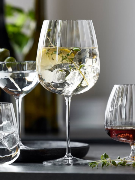 Scopri la collezione Speakeasies Swing- un tuffo nei 'roaring twenties' con calici e bicchieri che esaltano i cocktail. Vetro SON.hyx di alta qualità 