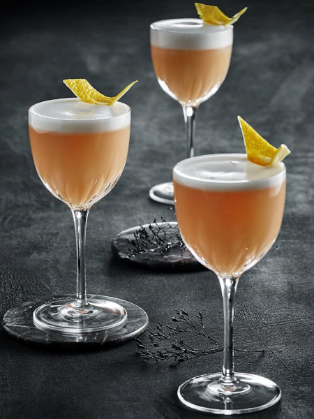 Esplora l'arte della mixology con il calice Nick&Nora e scopri il leggendario Rattlesnake, un cocktail che unisce passato e presente. Negli anni '30, 