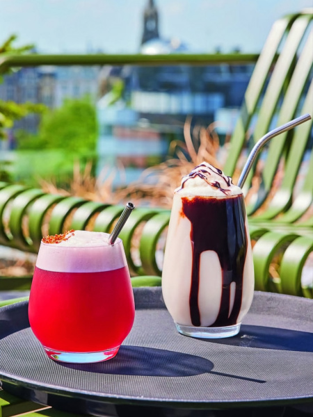 To celebrate the arrival of summer, Chef&Sommelier has prepared 2 fresh and gourmet drinks in the Absoluty glass!  Red fruit cocktail  Vanilla and cho