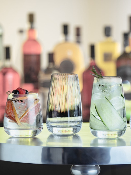 Dopo mesi di rinunce è bello ritrovarsi con gli amici in un setting ricercato, esclusivo e confortevole ⚜. In quale fra questi bicchieri berresti vole