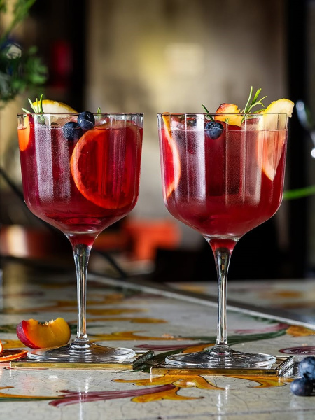 Prosegue la collaborazione con i bartender del @decanter_pub che, questa volta, ci stupiscono con una colorata 'Sangria da corrida'. A base di liquore