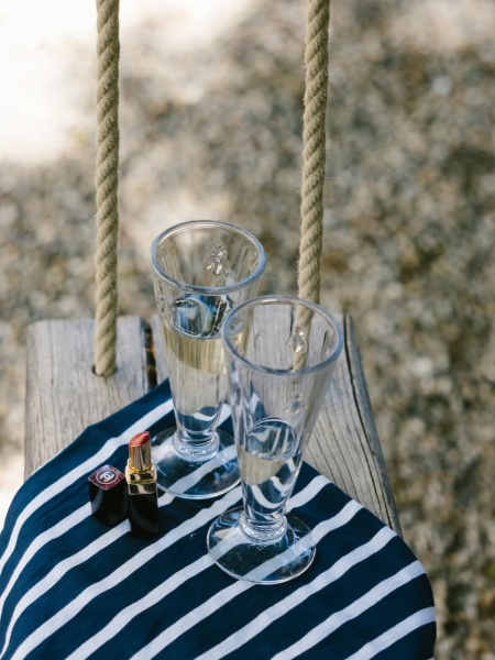 Abeille et ses bulles dorées Un rouge à lèvres, des bulles dorées et une promesse de complicité.