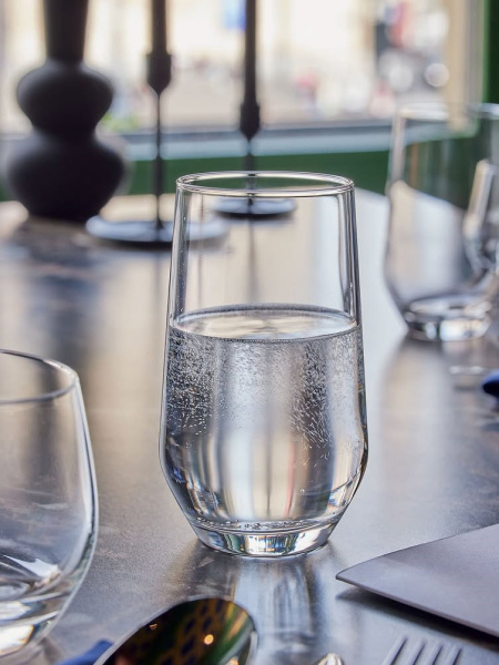 Même l’eau prend tout son charme sur la table avec Lima  