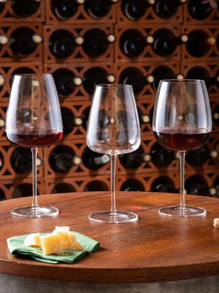 L’enoteca è il luogo ideale per un aperitivo autunnale  . Degustare il tuo vino preferito con la nostra collezione I Meravigliosi, vincitrice del pres