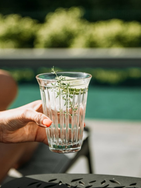 Sous le soleil d’été, le verre ZINC révèle toute sa puissance esthétique - un design nervuré, un