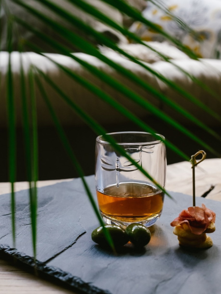 Avec Libellules, le verre devient poésie...un instant de beauté capturé entre ciel et eau  Pensée exclusivement pour l’art de la table, chaque pièce i