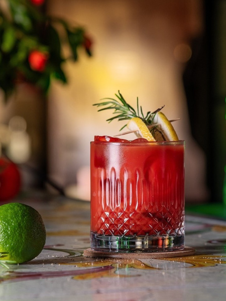 Il bicchiere D.O.F. della collezione Diamante è l'evoluzione firmata Luigi Bormioli Italy del classico tumbler, ideale per cocktail on the rocks e dis